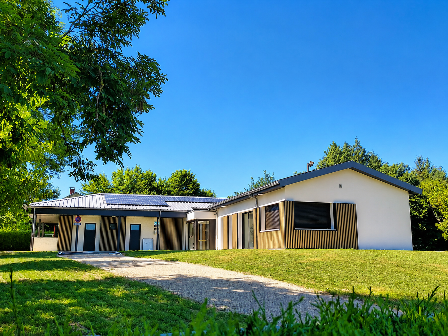 Bloc sanitaire entièrement rénové avec panneaux solaires