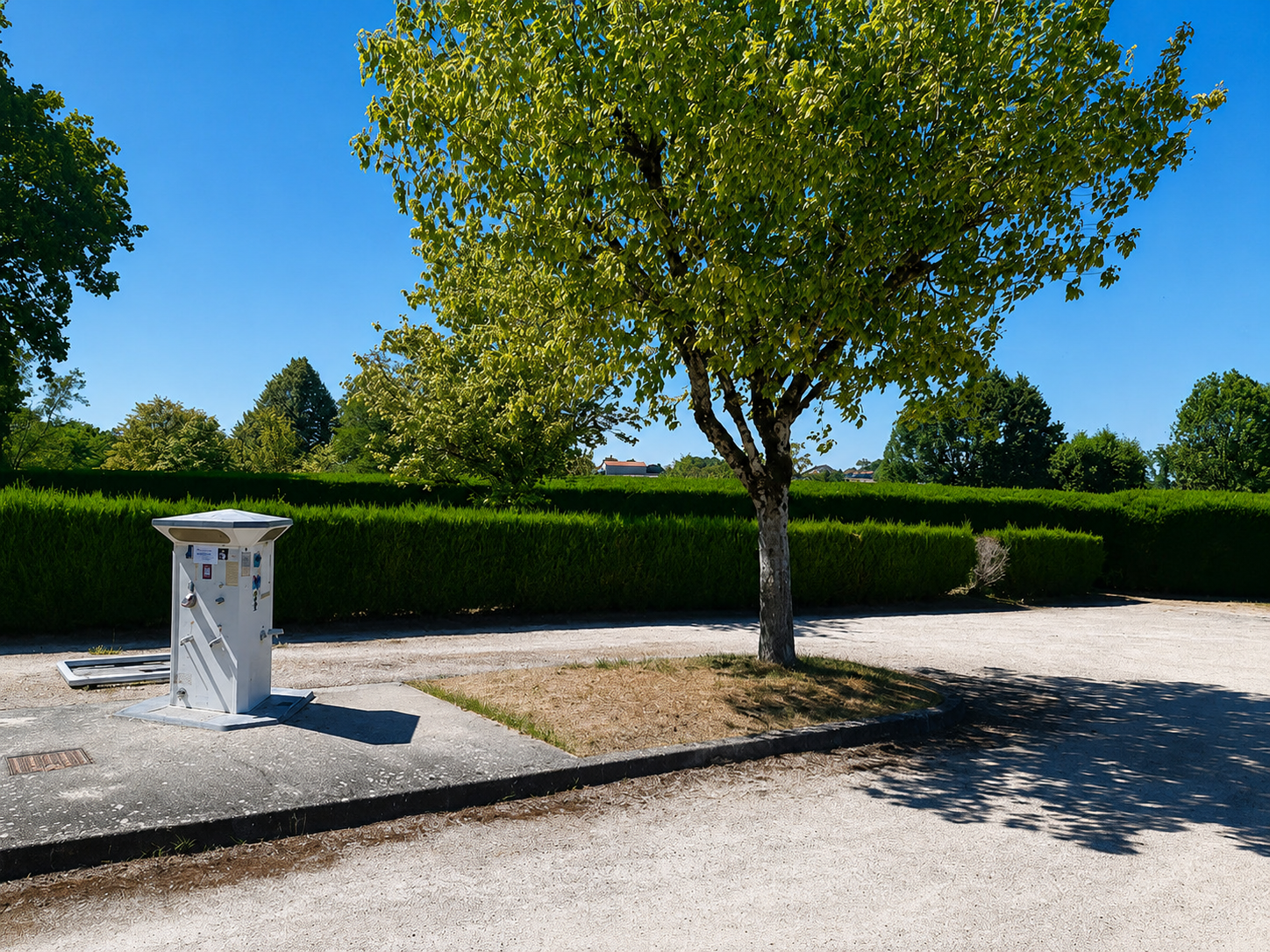 Borne de services eau et électricité pour camping-cars