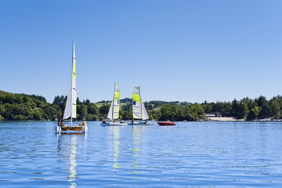 Voiliers sur le lac de Saint-Étienne-Cantalès