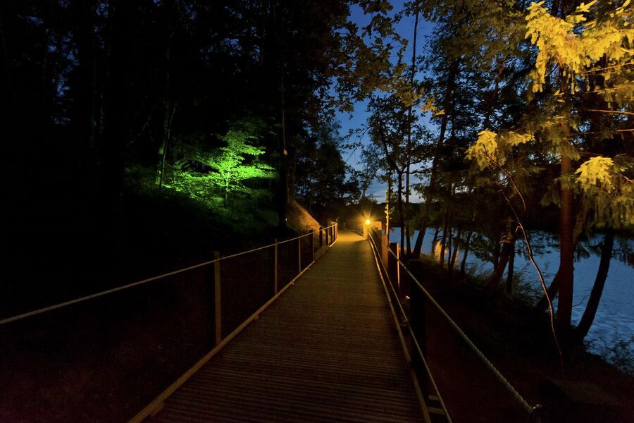 Passerelle illuminée la nuit